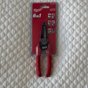 NWT Milwaukee 6-in-1 Multi-Tool - Red